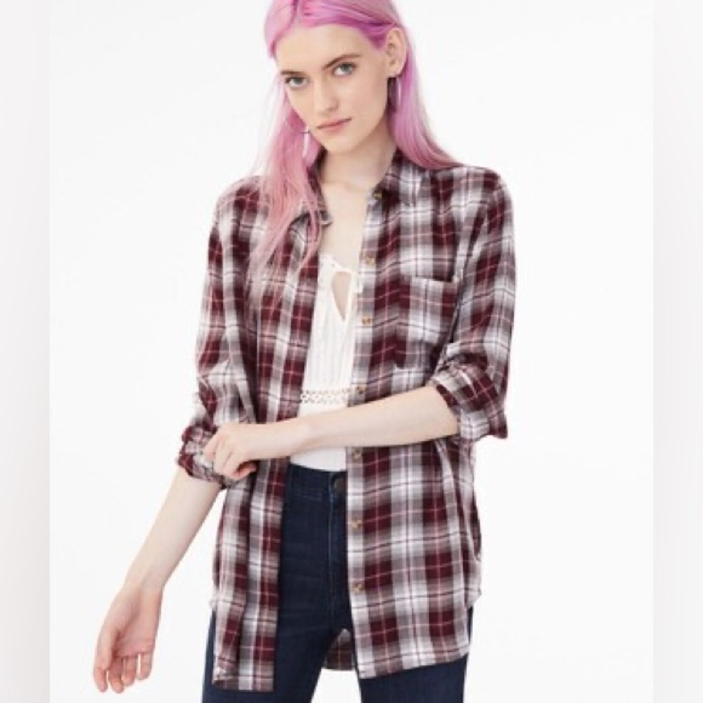 071-Aeropostal Long Sleeve Plaid Boyfriend Button-Down
Shirt. Size: M
